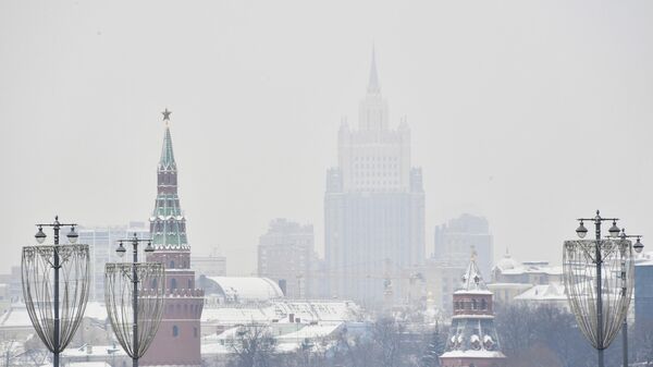 Вид на Кремль и здание Министерства иностранных дел РФ со стороны Большого Москворецкого моста в Москве - Sputnik Таджикистан