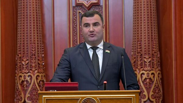 Алишер Мирзонабот ба ҳайси узви нави Маҷлиси миллии Тоҷикистон савганд ёд кард - Sputnik Таджикистан