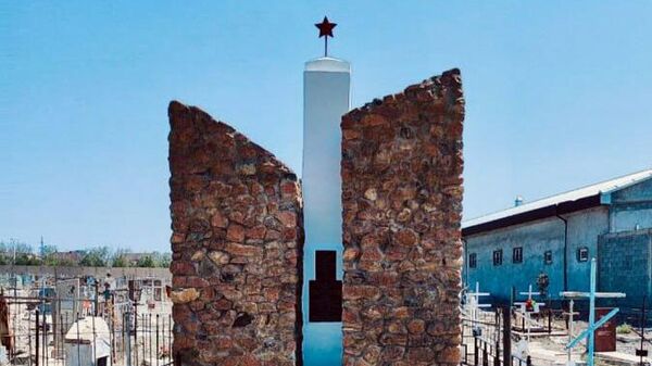 Памятник погибшим в военно-медицинских эвакогоспиталях №1075 и №4455 в городе Канибадаме Согдийской области  - Sputnik Таджикистан