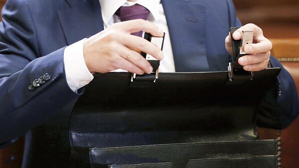 Мужчина закрывает портфель, архивное фото - Sputnik Таджикистан