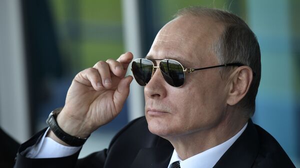 Президент России Владимир Путин наблюдает за демонстрационными полетами пилотажных групп во время посещения XIII Международного авиационно-космического салона МАКС-2017 в подмосковном Жуковском - Sputnik Таджикистан